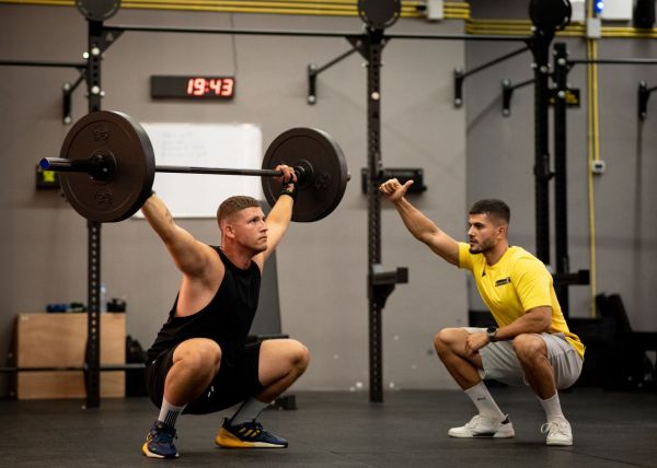 Crossfit en groupe vs Crossfit seul: avantages et inconvénients